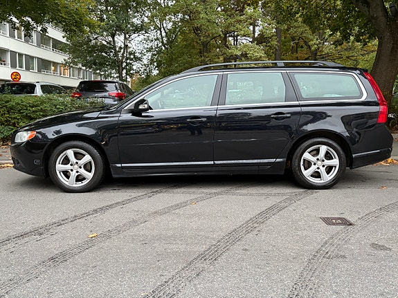 Volvo V70 2 of 12