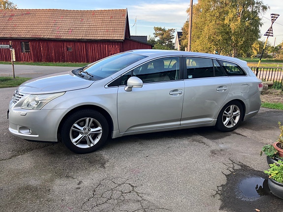 Toyota Avensis 2 of 9