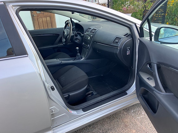 Toyota Avensis 5 of 9