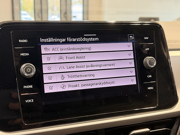 Volkswagen T-Roc 17 of 19