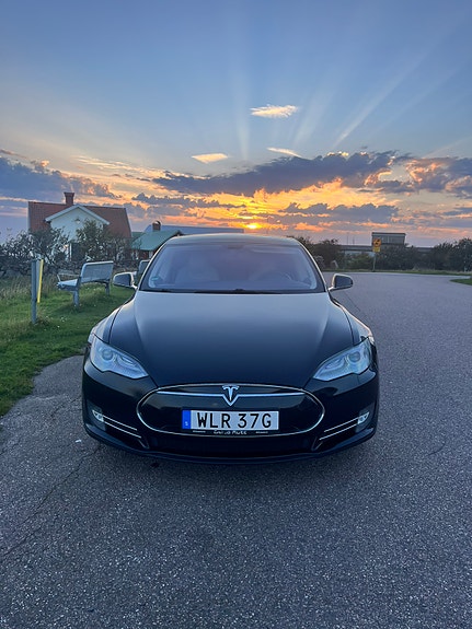 Tesla Model S 2 of 7