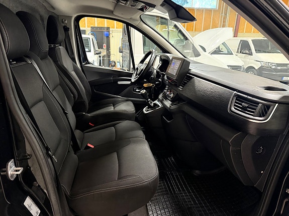 Renault Trafic 8 of 16