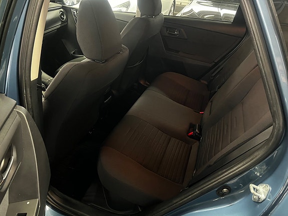 Toyota Auris 10 of 17