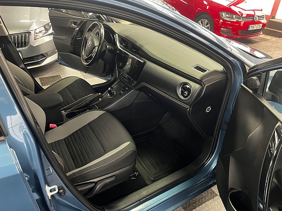 Toyota Auris 12 of 17