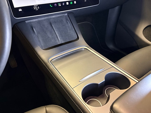 Tesla Model Y 15 of 19