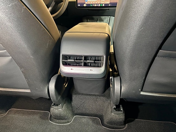 Tesla Model Y 18 of 19