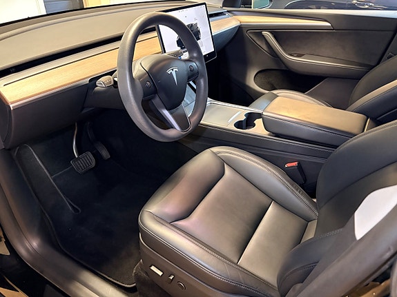 Tesla Model Y 6 of 19