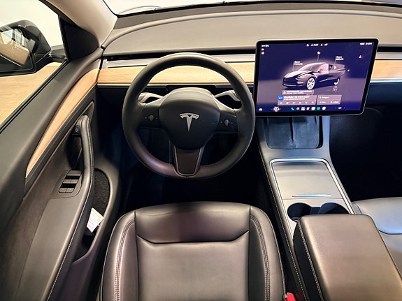 Tesla Model Y 8 of 19