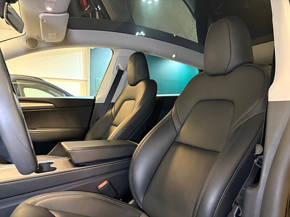 Tesla Model Y 5 of 19