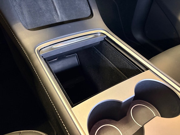 Tesla Model Y 16 of 19