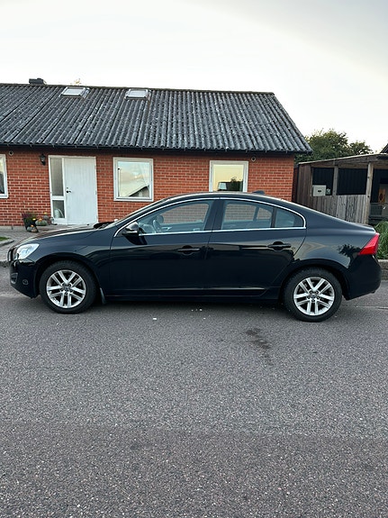 Volvo S60 2 of 11