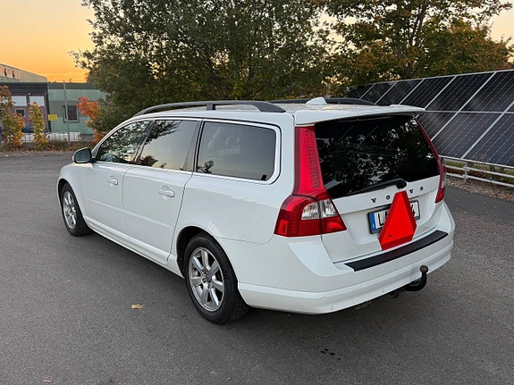 Volvo V70 2 of 6