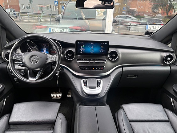 Mercedes-Benz V300 11 of 30
