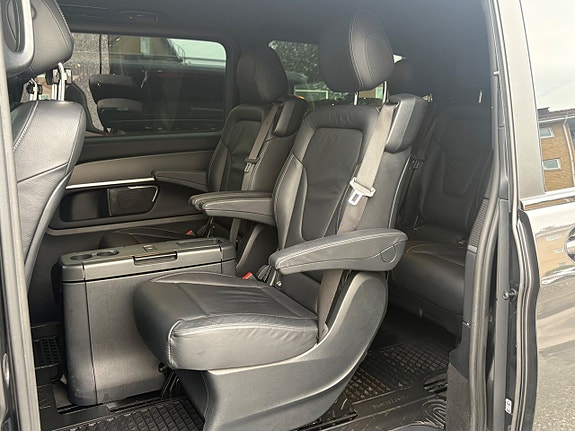 Mercedes-Benz V300 28 of 30