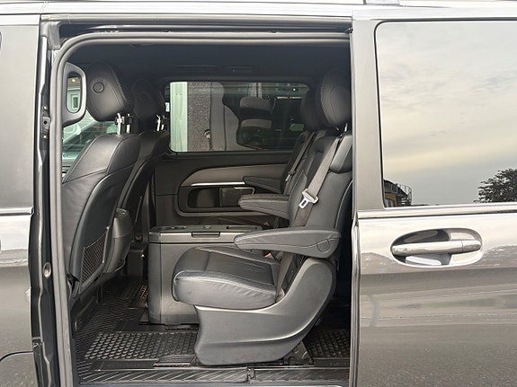Mercedes-Benz V300 27 of 30