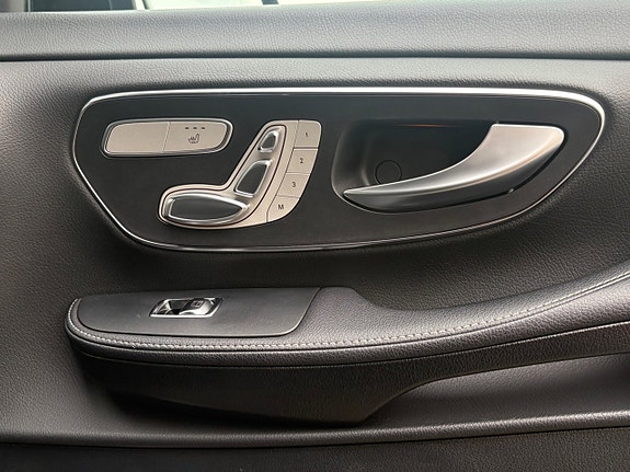 Mercedes-Benz V300 22 of 30
