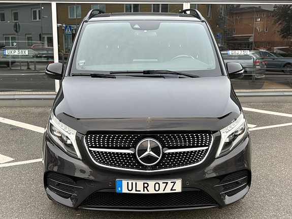 Mercedes-Benz V300 2 of 30