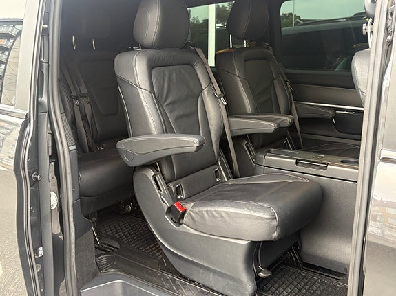 Mercedes-Benz V300 24 of 30