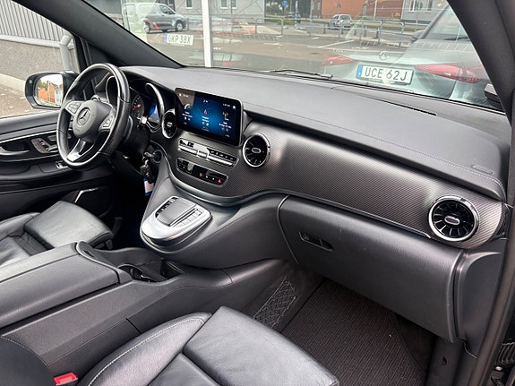 Mercedes-Benz V300 10 of 30