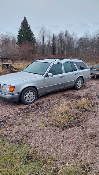Mercedes-Benz E220 2 of 5