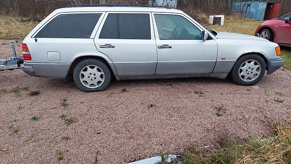 Mercedes-Benz E220 4 of 5