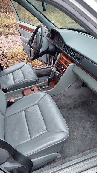 Mercedes-Benz E220 3 of 5