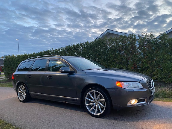 Volvo V70 2 of 7