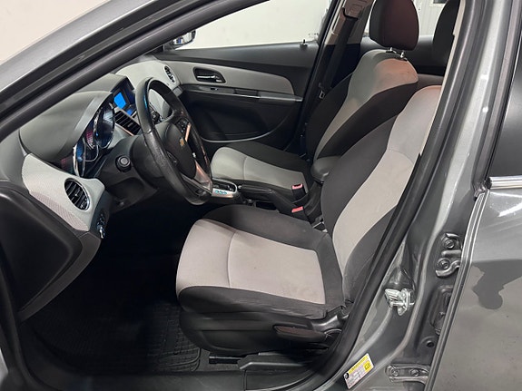 Chevrolet Cruze 14 of 17