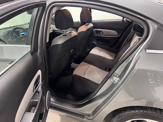 Chevrolet Cruze 16 of 17
