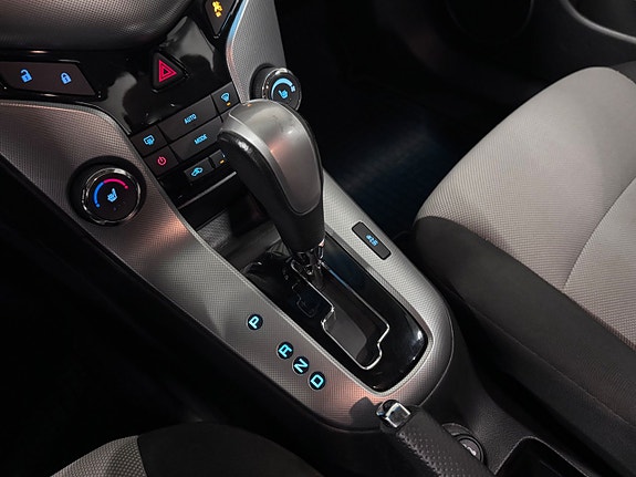 Chevrolet Cruze 12 of 17