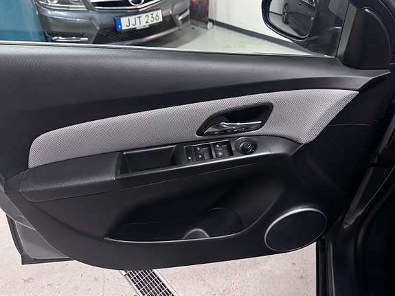 Chevrolet Cruze 7 of 17