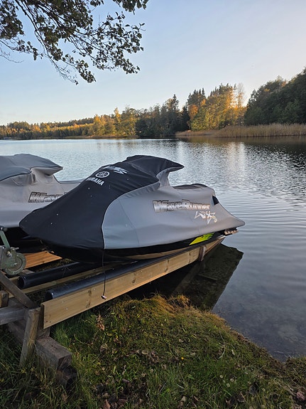 Yamaha Waverunner VXS 1800 2 of 4