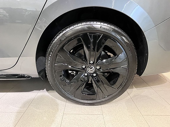 Volkswagen Passat 9 of 17