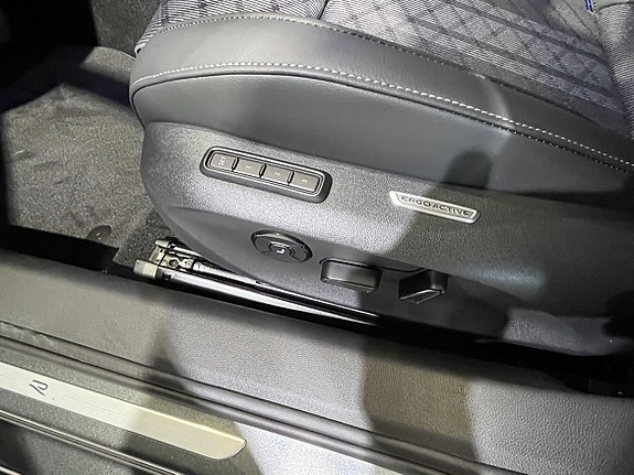 Volkswagen Passat 12 of 17