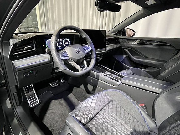 Volkswagen Passat 10 of 17