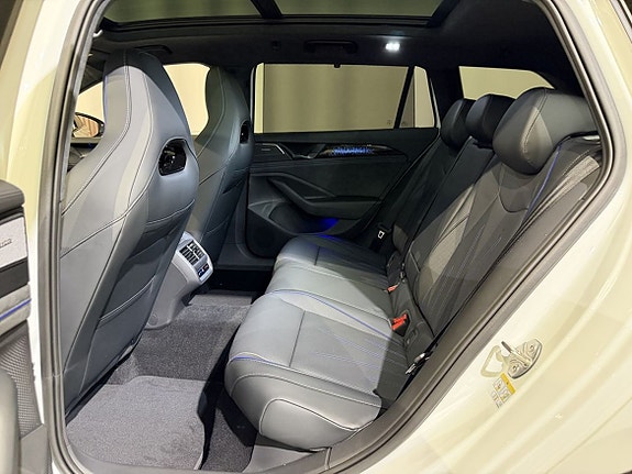 Volkswagen Passat 22 of 26