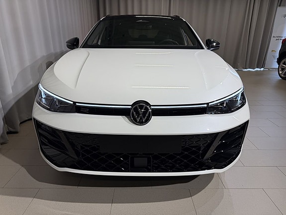 Volkswagen Passat 2 of 26
