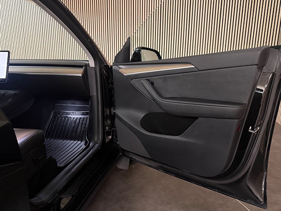 Tesla Model Y 25 of 26