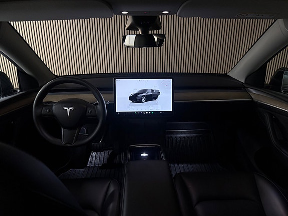 Tesla Model Y 16 of 26
