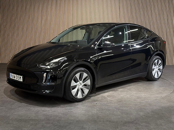 Tesla Model Y 8 of 26