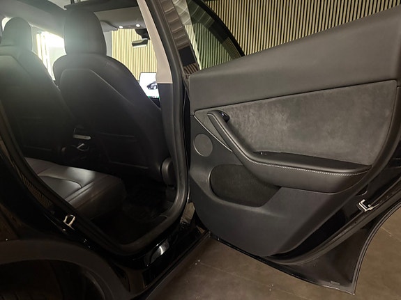 Tesla Model Y 23 of 26