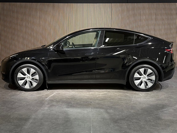 Tesla Model Y 7 of 26