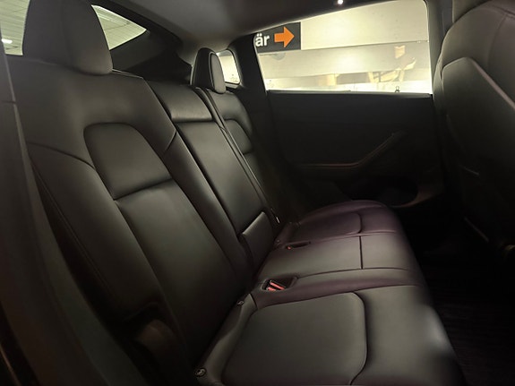 Tesla Model Y 24 of 26