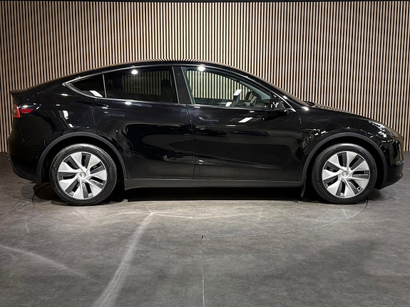 Tesla Model Y 3 of 26