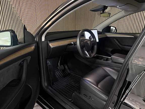Tesla Model Y 12 of 26
