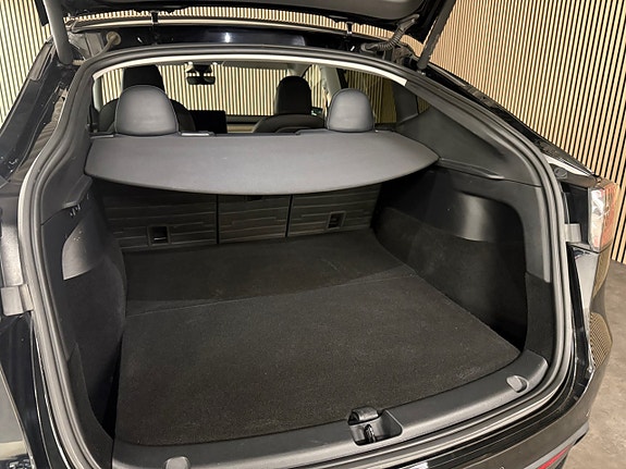 Tesla Model Y 20 of 26