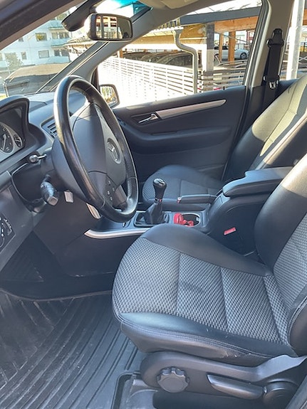 Mercedes-Benz B180 3 of 6
