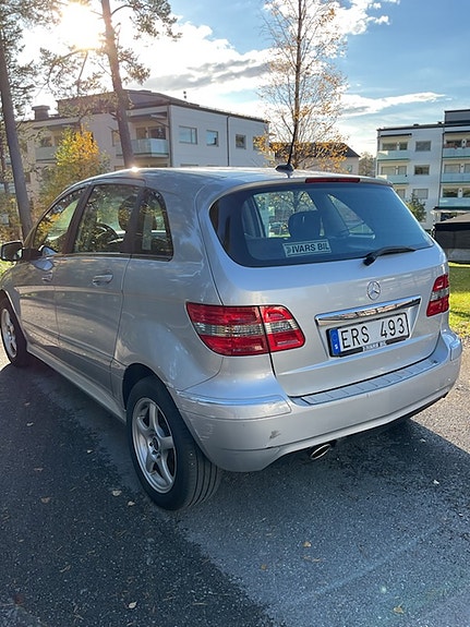 Mercedes-Benz B180 5 of 6