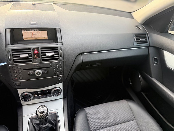 Mercedes-Benz C180 11 of 16