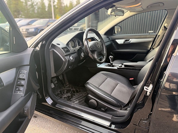 Mercedes-Benz C180 13 of 16